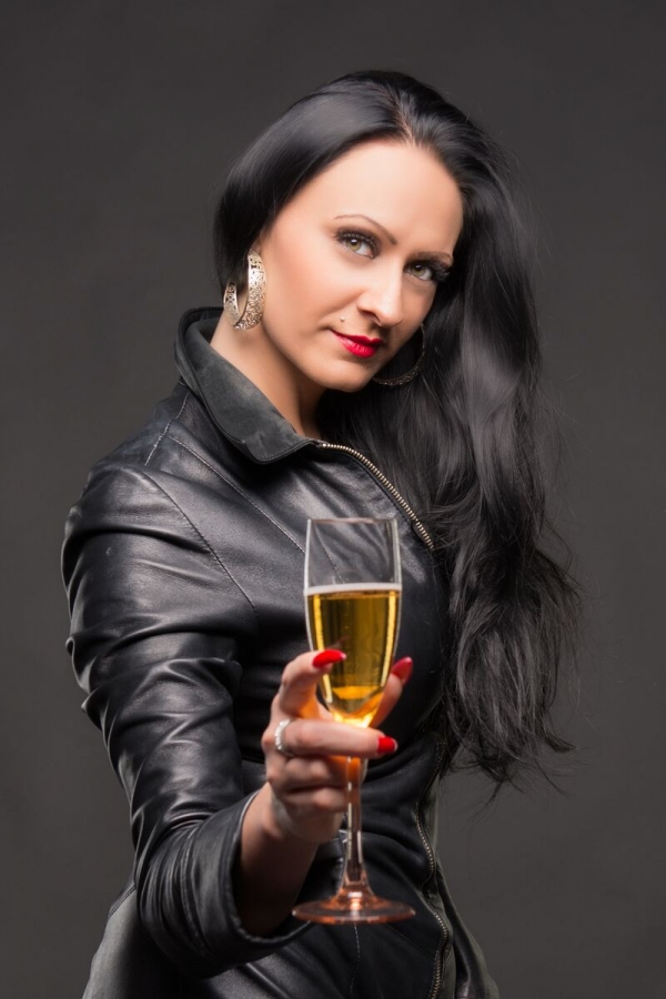 Bizarrdomina Miss Lana Poison | Peitsche - Deutschlands bestes Portal für Dominas BDSM & Fetisch