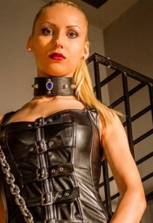 Lady Antonia | Peitsche - Deutschlands bestes Portal für Dominas BDSM & Fetisch