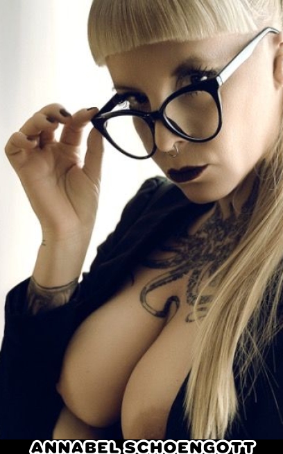 Annabel Schöngott - Domina und Bizarrlady in Berlin - BDSM Ladies bei peitsche, Fetish Date | Peitsche - Deutschlands bestes Portal für Dominas BDSM & Fetisch