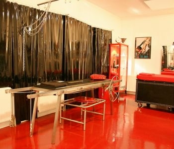 Herrin Roxana | Peitsche - Deutschlands bestes Portal für Dominas BDSM & Fetisch