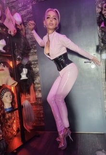 Lady Kay | Peitsche - Deutschlands bestes Portal für Dominas BDSM & Fetisch