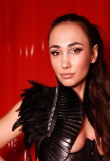 Miss Saphira | Peitsche - Deutschlands bestes Portal für Dominas BDSM & Fetisch