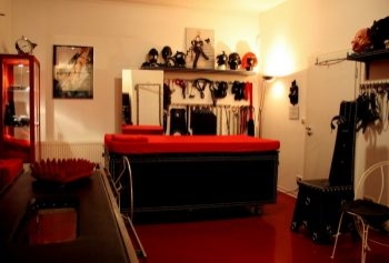 Herrin Roxana | Peitsche - Deutschlands bestes Portal für Dominas BDSM & Fetisch