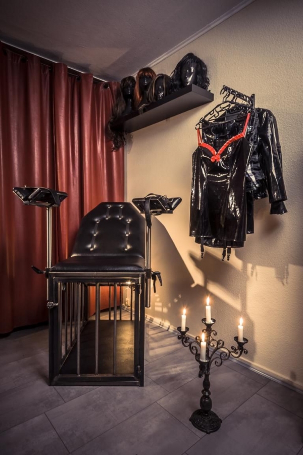 Dominastudio Golden Cage | Peitsche - Deutschlands bestes Portal für Dominas BDSM & Fetisch