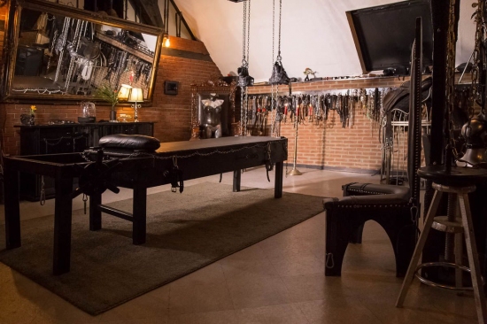 Das Domizil der Gräfin | Peitsche - Deutschlands bestes Portal für Dominas BDSM & Fetisch