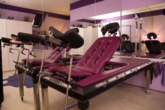 Das Domizil der Gräfin | Peitsche - Deutschlands bestes Portal für Dominas BDSM & Fetisch