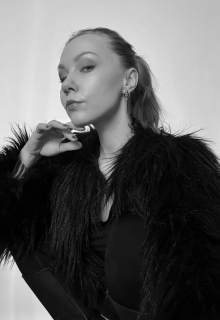 Jungdomina Sasha Báthory | Peitsche - Deutschlands bestes Portal für Dominas BDSM & Fetisch