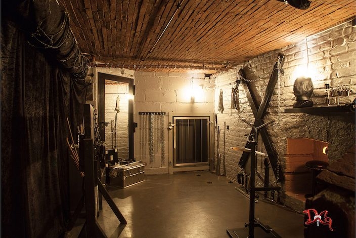 Das Domizil der Gräfin | Peitsche - Deutschlands bestes Portal für Dominas BDSM & Fetisch