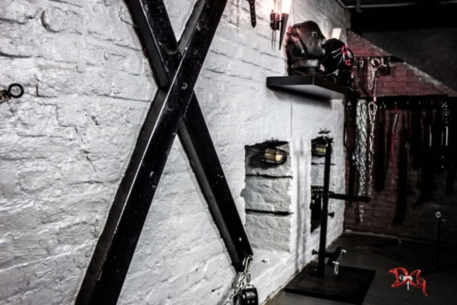 Das Domizil der Gräfin | Peitsche - Deutschlands bestes Portal für Dominas BDSM & Fetisch