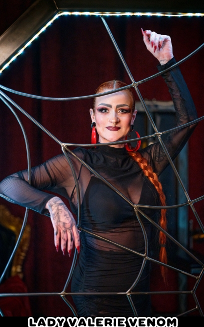 Lady Valerie Venom - Dominastudio Das bizarre Stahlwerk - Bizarrerotik in Bochum, NRW, Dominaführer Bochum | Peitsche - Deutschlands bestes Portal für Dominas BDSM & Fetisch
