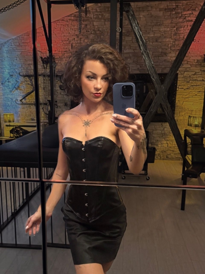 Mistress Alma Douglas | Peitsche - Deutschlands bestes Portal für Dominas BDSM & Fetisch