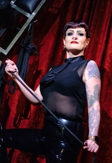Lady Valerie Venom | Peitsche - Deutschlands bestes Portal für Dominas BDSM & Fetisch