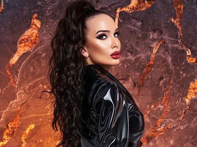 Goddess Kara zu Gast im Studio Black Fun In Leipzig | Peitsche - Deutschlands bestes Portal für Dominas BDSM & Fetisch