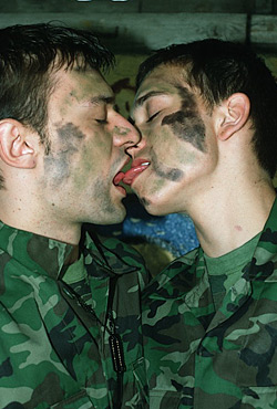 Boys in Uniform, Schwule Jungs in Uniform