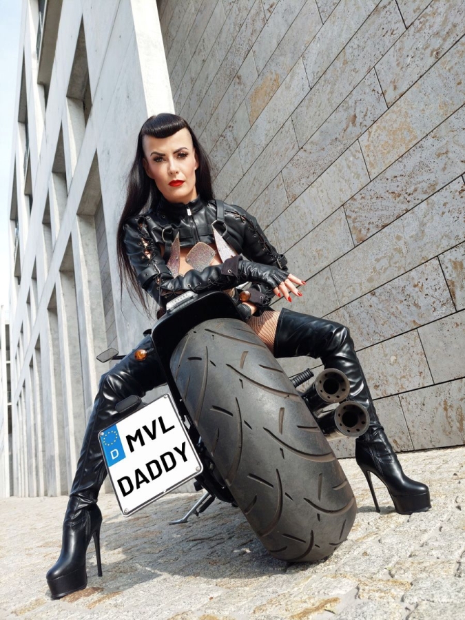 Missy Van Licks | Peitsche - Deutschlands bestes Portal für Dominas BDSM & Fetisch