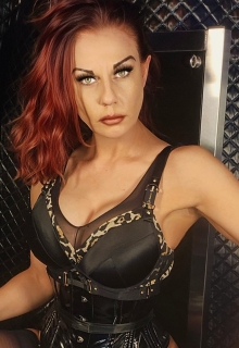 Lady Alana Dark | Peitsche - Deutschlands bestes Portal für Dominas BDSM & Fetisch