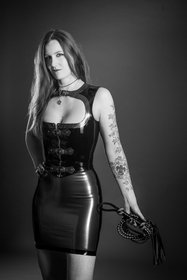 Black Valcyria | Peitsche - Deutschlands bestes Portal für Dominas BDSM & Fetisch