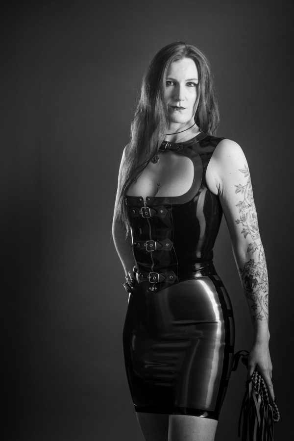 Black Valcyria | Peitsche - Deutschlands bestes Portal für Dominas BDSM & Fetisch