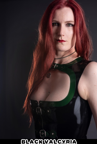 Domina Black Valcyria - Dominastudio Das bizarre Stahlwerk - Bizarrerotik in Bochum, NRW, dominaführer für Bochum, Nordrhein-westfalen deutschland | Peitsche - Deutschlands bestes Portal für Dominas BDSM & Fetisch