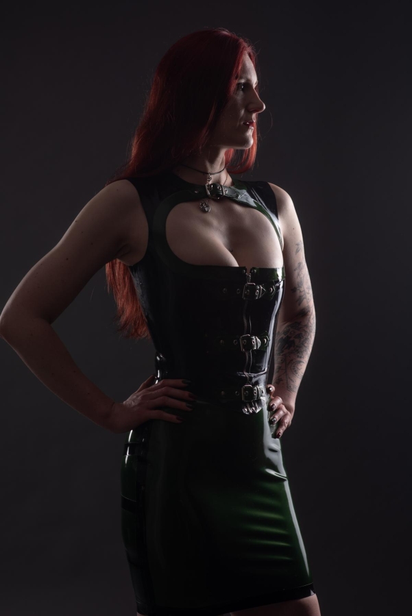 Black Valcyria | Peitsche - Deutschlands bestes Portal für Dominas BDSM & Fetisch