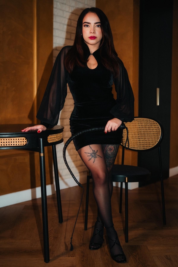 Goddess Alanis | Peitsche - Deutschlands bestes Portal für Dominas BDSM & Fetisch