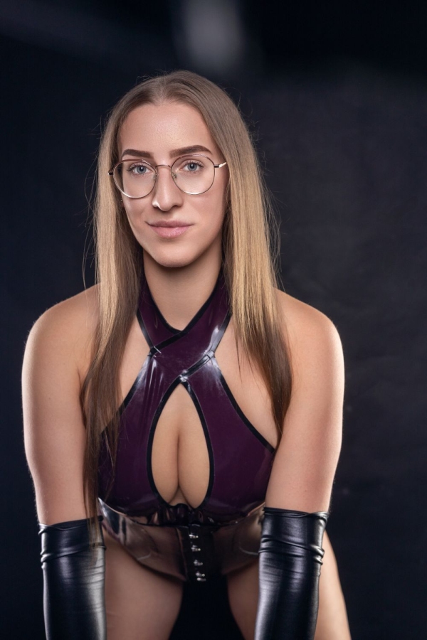 Kim Throne | Peitsche - Deutschlands bestes Portal für Dominas BDSM & Fetisch
