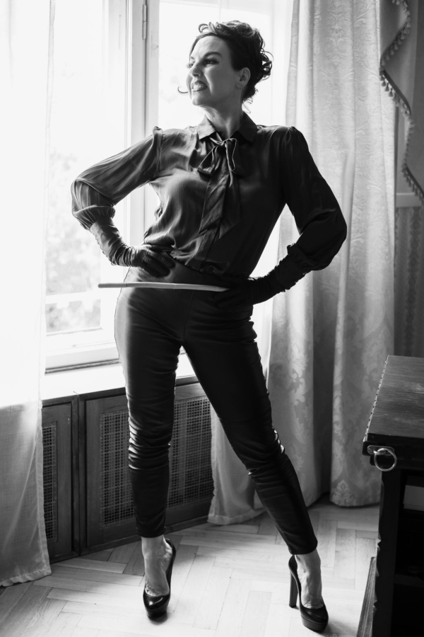 Fräulein Angelina | Peitsche - Deutschlands bestes Portal für Dominas BDSM & Fetisch