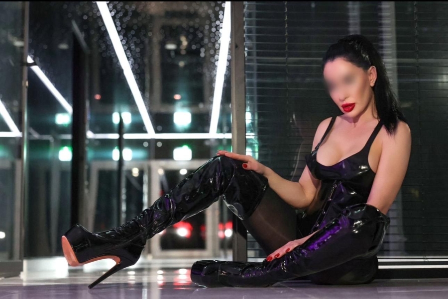 Lady Black Rose | Peitsche - Deutschlands bestes Portal für Dominas BDSM & Fetisch