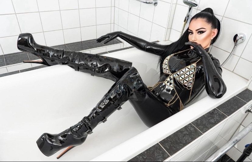 Lady Black Rose | Peitsche - Deutschlands bestes Portal für Dominas BDSM & Fetisch