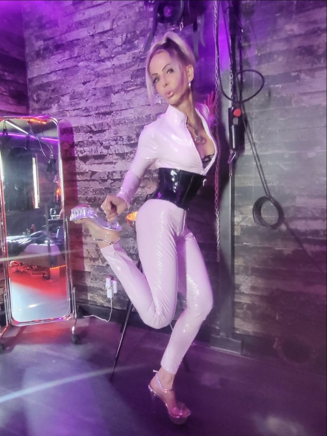 Lady Kay | Peitsche - Deutschlands bestes Portal für Dominas BDSM & Fetisch