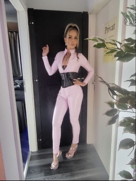 Lady Kay | Peitsche - Deutschlands bestes Portal für Dominas BDSM & Fetisch