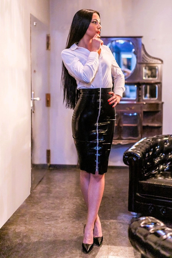 Domina Lady Eleni | Peitsche - Deutschlands bestes Portal für Dominas BDSM & Fetisch