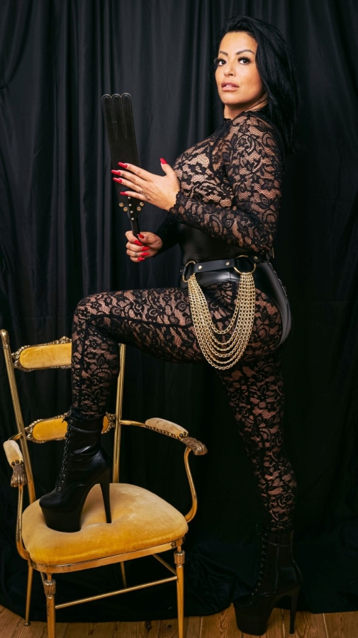Lady Lana Hard | Peitsche - Deutschlands bestes Portal für Dominas BDSM & Fetisch