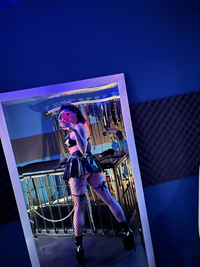 Lady Lana Hard | Peitsche - Deutschlands bestes Portal für Dominas BDSM & Fetisch