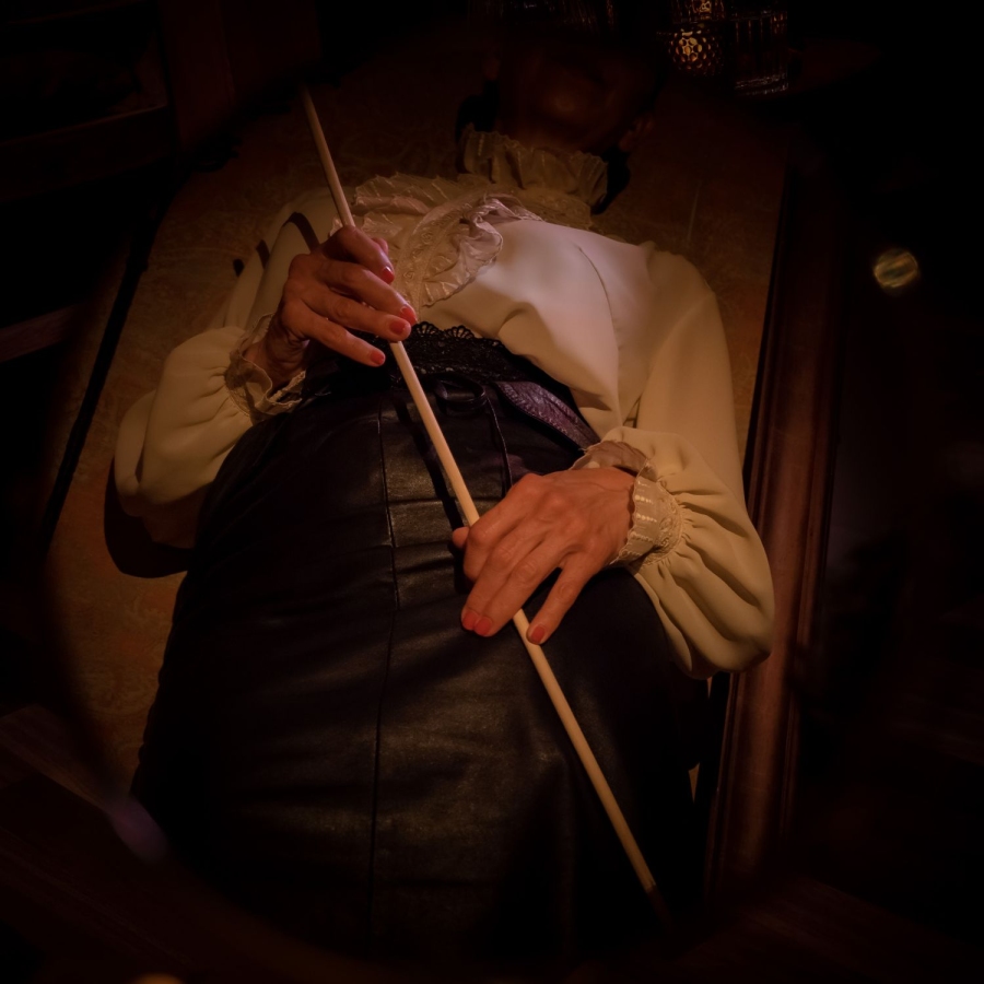 Nala Ares | Peitsche - Deutschlands bestes Portal für Dominas BDSM & Fetisch