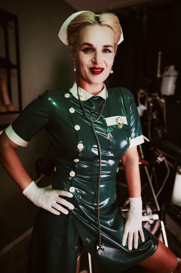 Fetish Zarin | Peitsche - Deutschlands bestes Portal für Dominas BDSM & Fetisch