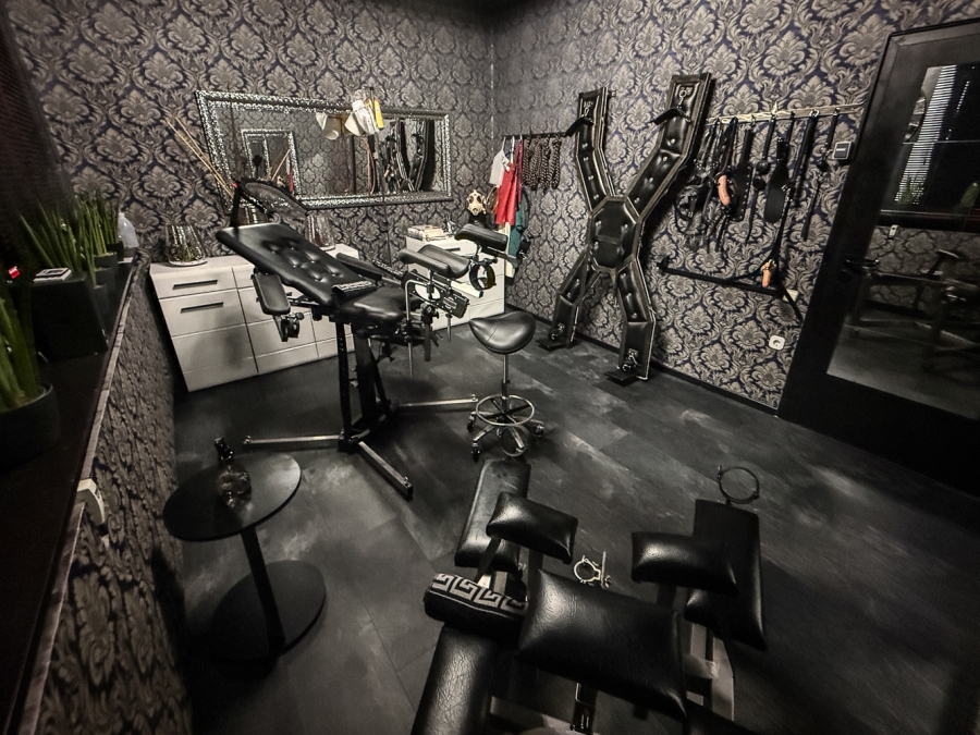 Das bizarre Stahlwerk | Peitsche - Deutschlands bestes Portal für Dominas BDSM & Fetisch
