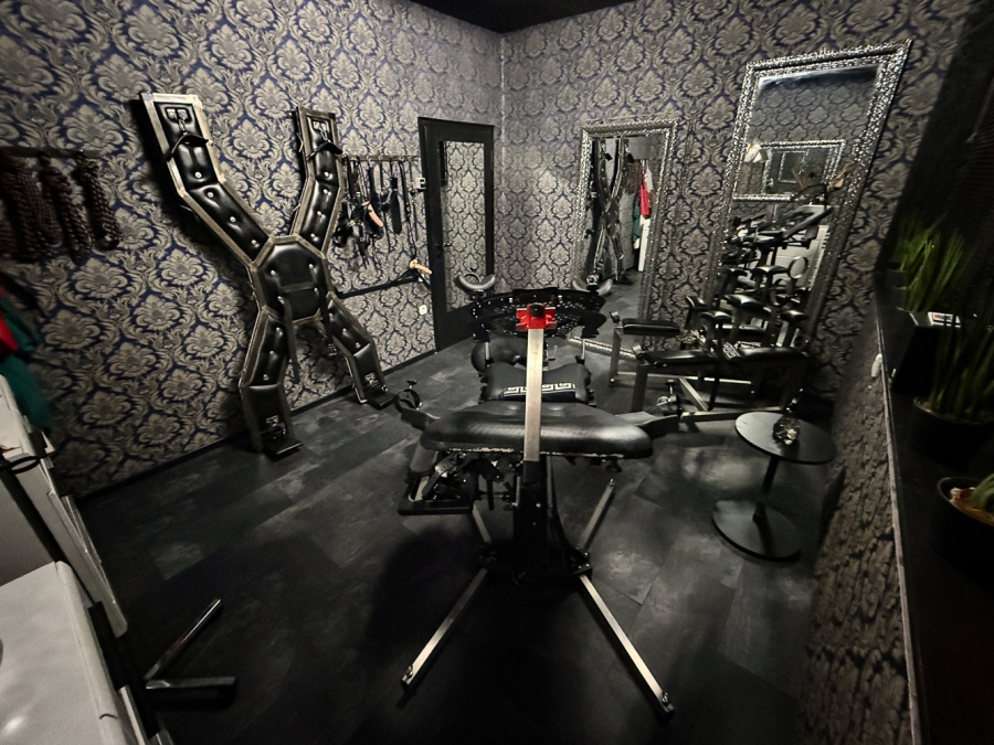 Das bizarre Stahlwerk | Peitsche - Deutschlands bestes Portal für Dominas BDSM & Fetisch
