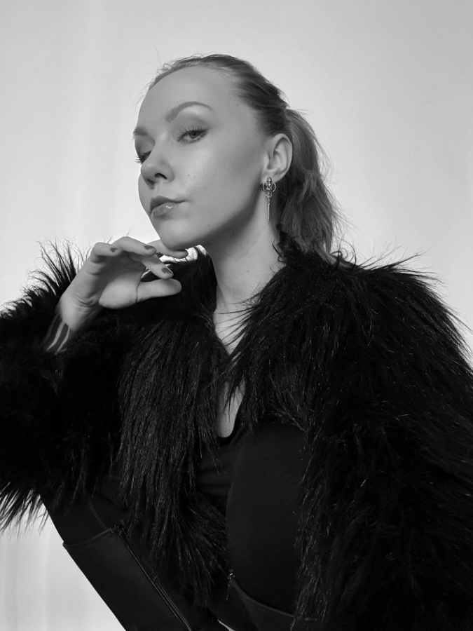 Jungdomina Sasha Báthory | Peitsche - Deutschlands bestes Portal für Dominas BDSM & Fetisch