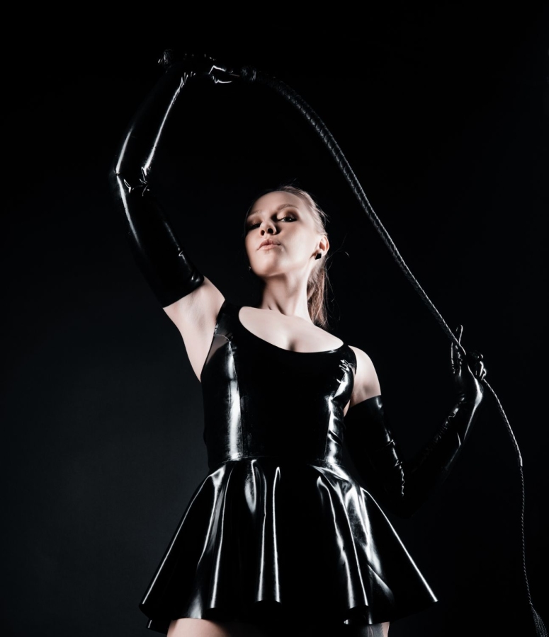 Jungdomina Sasha Báthory | Peitsche - Deutschlands bestes Portal für Dominas BDSM & Fetisch