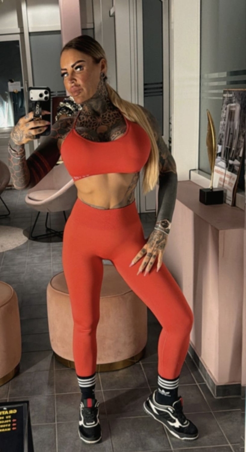 Lady Lara Steel | Peitsche - Deutschlands bestes Portal für Dominas BDSM & Fetisch