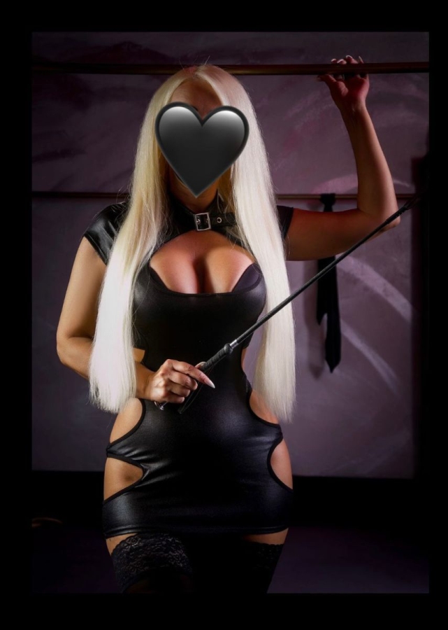 Lady Lexa | Peitsche - Deutschlands bestes Portal für Dominas BDSM & Fetisch