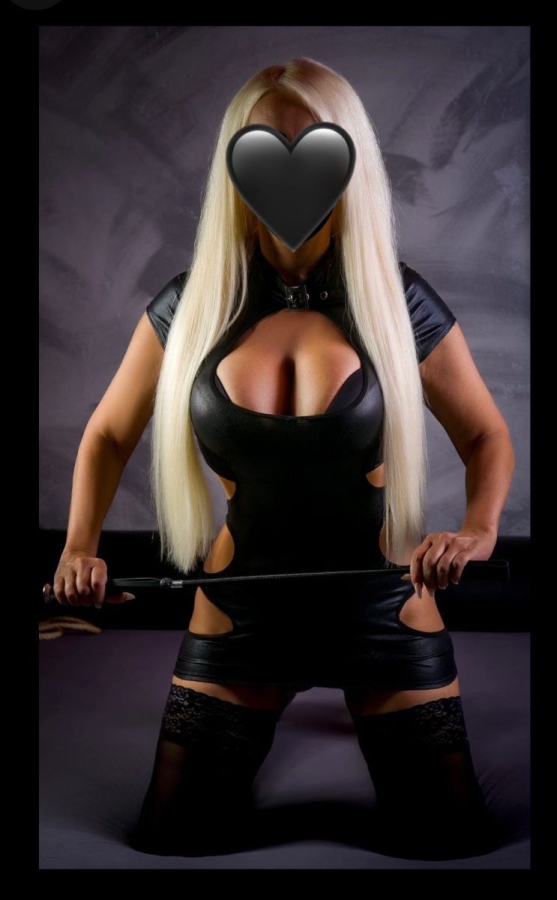 Lady Lexa | Peitsche - Deutschlands bestes Portal für Dominas BDSM & Fetisch