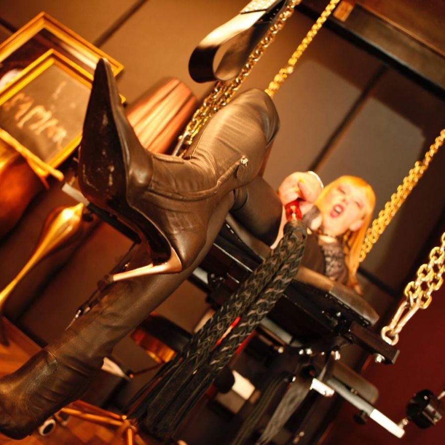 Lady Mahara | Peitsche - Deutschlands bestes Portal für Dominas BDSM & Fetisch