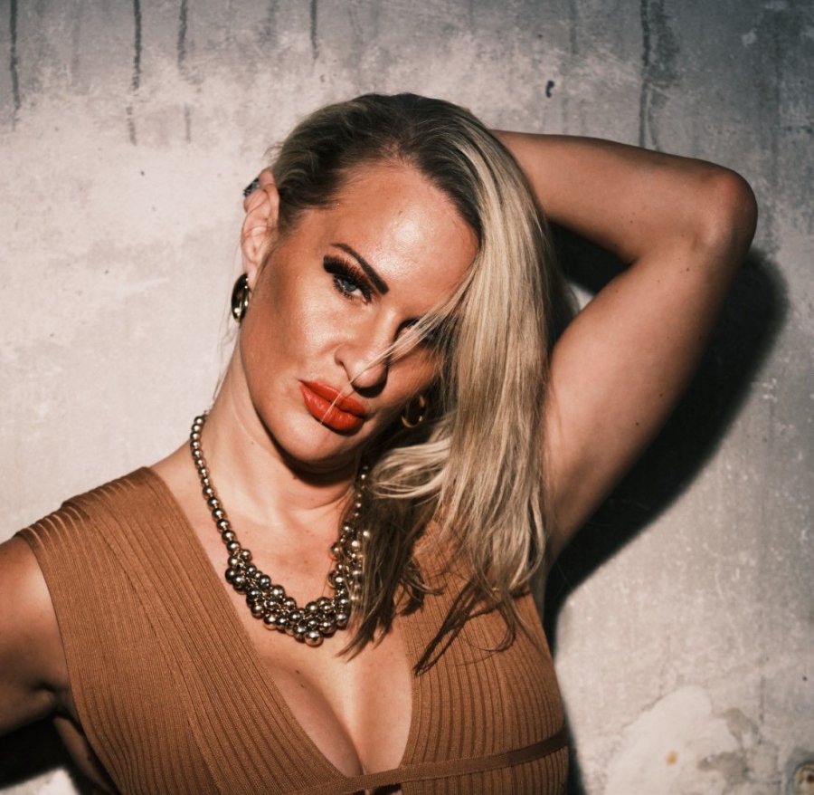 Lady Phoenix | Peitsche - Deutschlands bestes Portal für Dominas BDSM & Fetisch