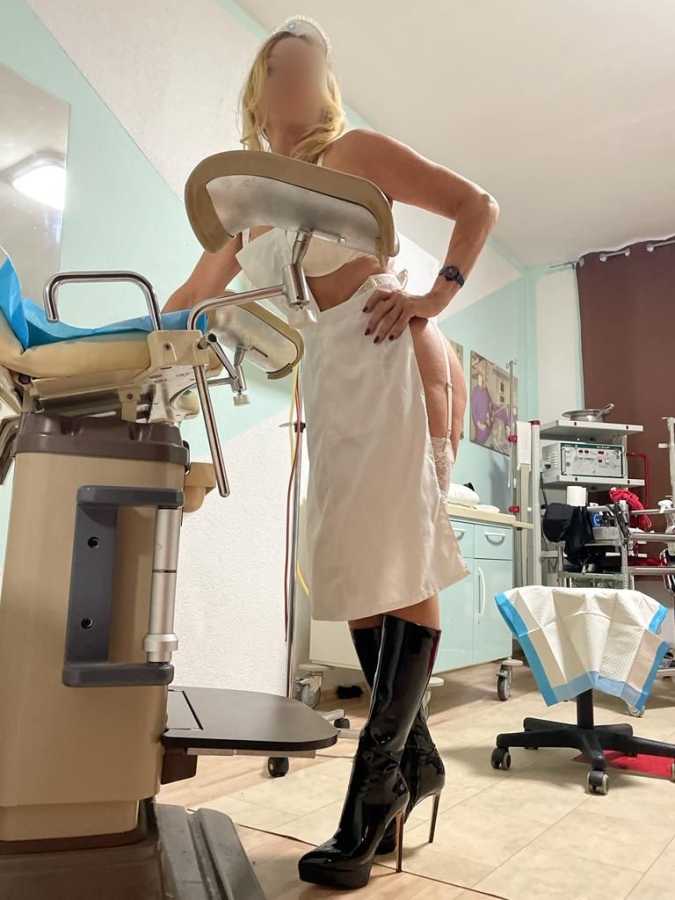 Lady Tiziana | Peitsche - Deutschlands bestes Portal für Dominas BDSM & Fetisch