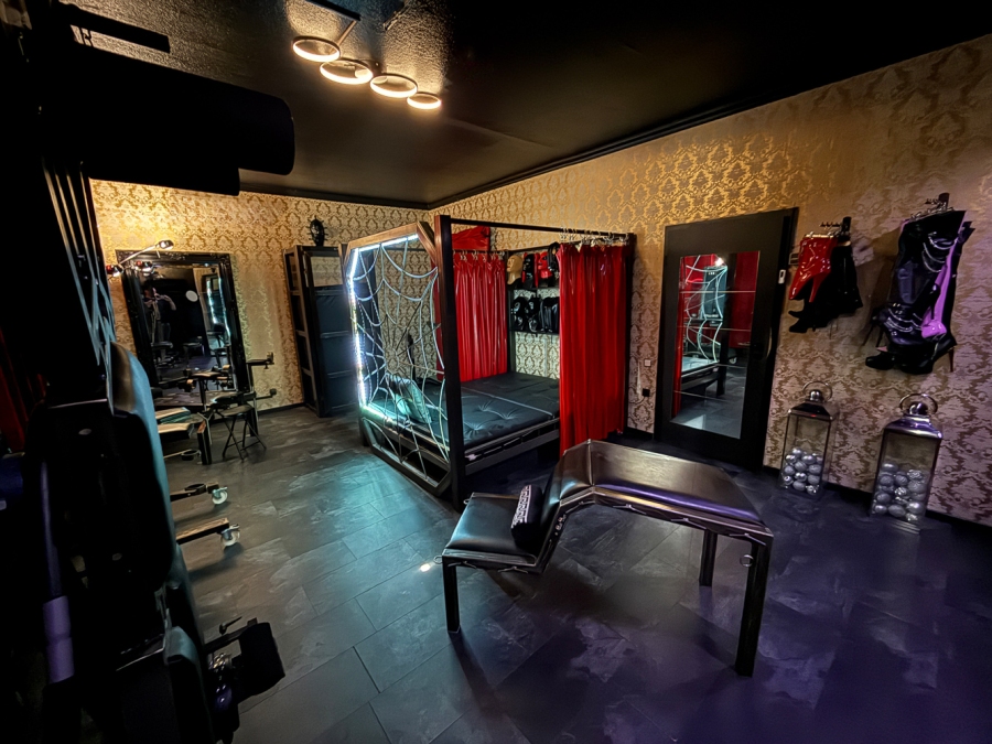 Das bizarre Stahlwerk | Peitsche - Deutschlands bestes Portal für Dominas BDSM & Fetisch