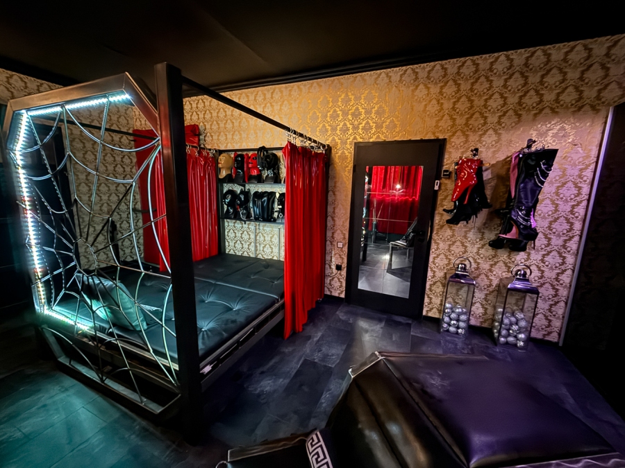 Das bizarre Stahlwerk | Peitsche - Deutschlands bestes Portal für Dominas BDSM & Fetisch