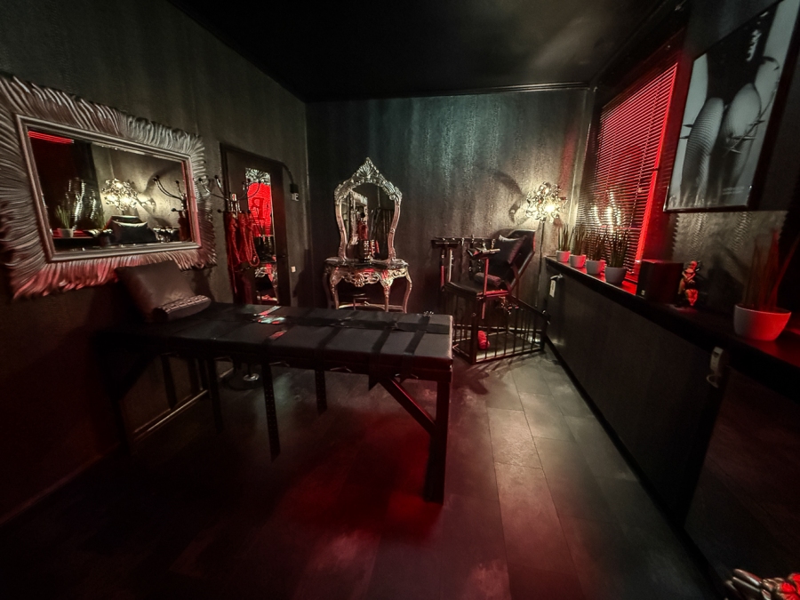 Das bizarre Stahlwerk | Peitsche - Deutschlands bestes Portal für Dominas BDSM & Fetisch
