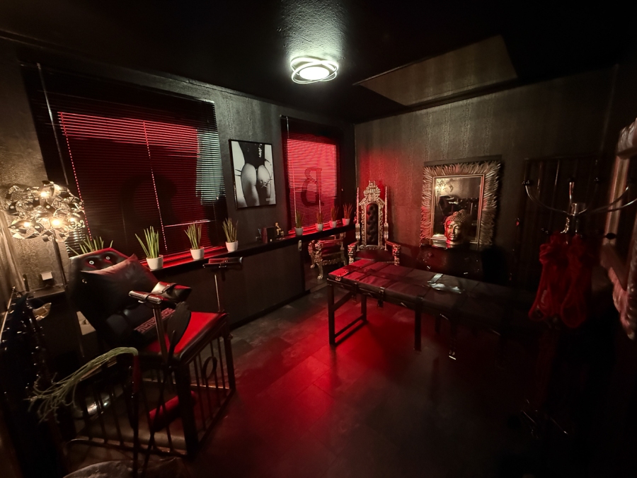 Das bizarre Stahlwerk | Peitsche - Deutschlands bestes Portal für Dominas BDSM & Fetisch